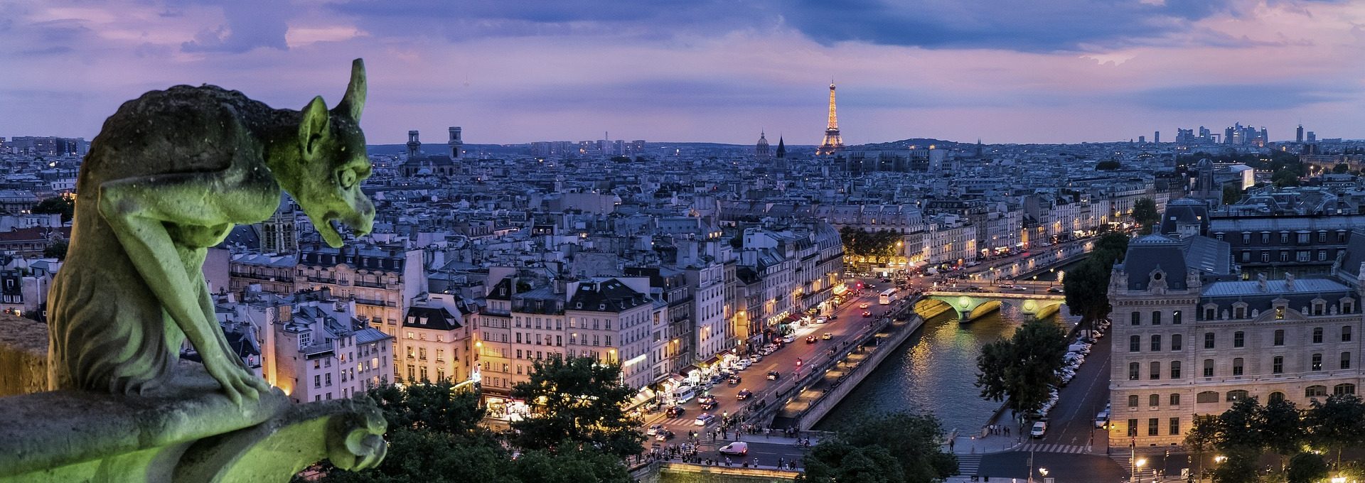 Vista da cidade de Paris ao anoitecer