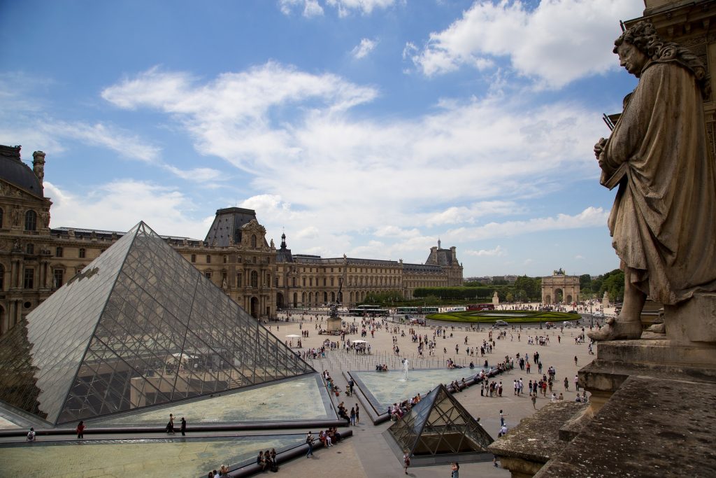 Vista externa do Museu do Louvre em Paris