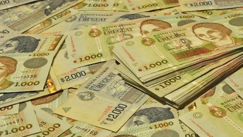 Pesos uruguaios em espécie para levar a Montevidéu