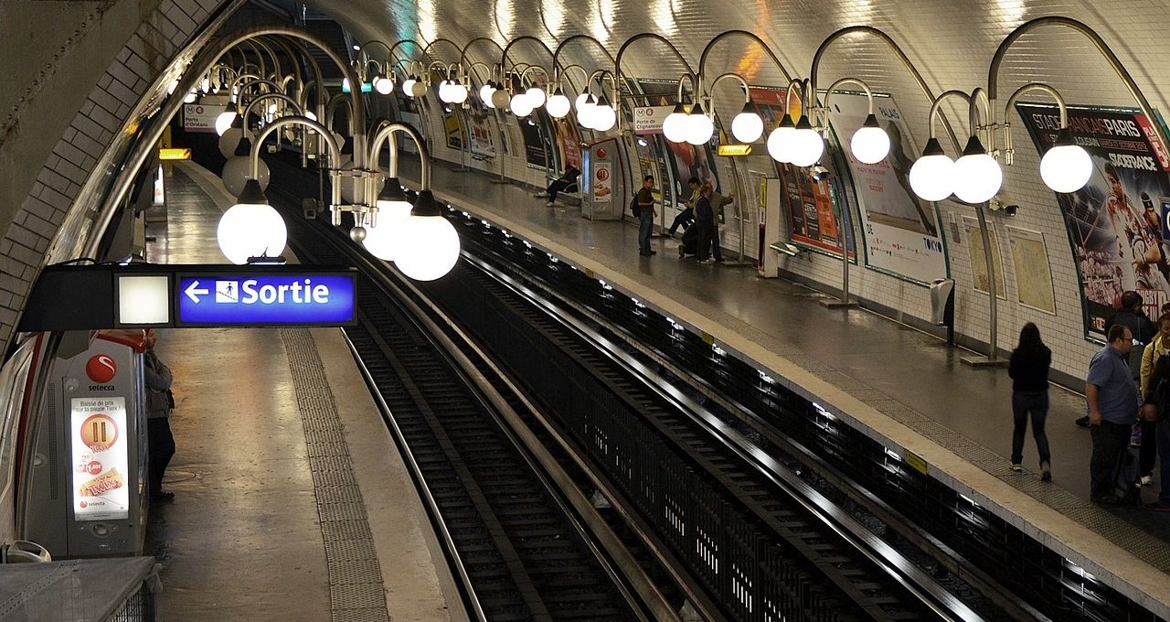 Interior de um metrô em Paris