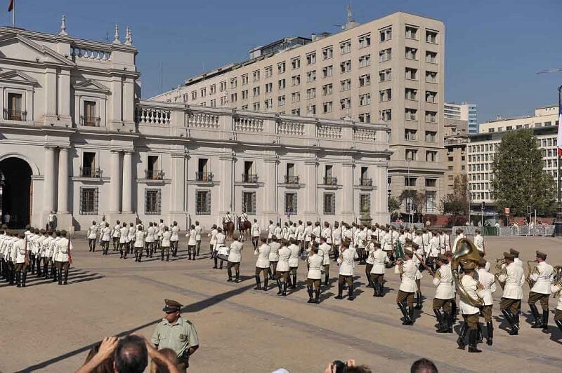 Palácio de La Moneda em Santiago no mês de setembro