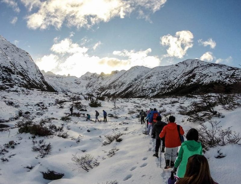Turistas andam pelo Glaciar Martial