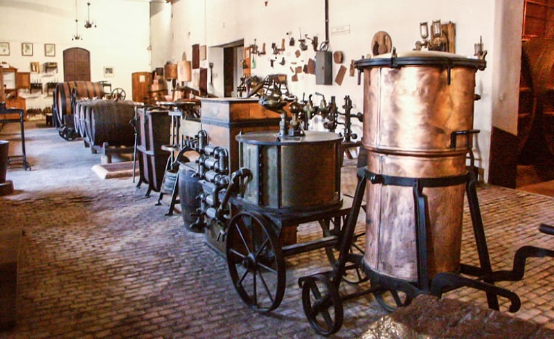 Peças e instrumentos antigos expostos na Bodega La Rural em Mendoza