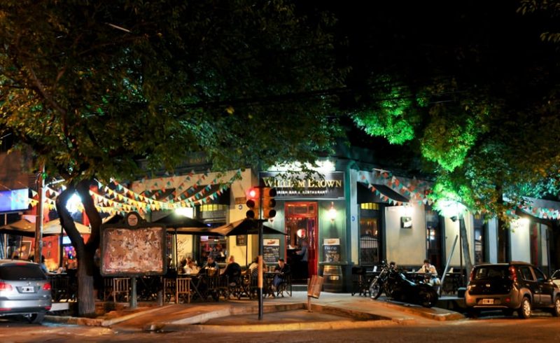 Vista de um dos bares da Avenida Arístides Villanueva