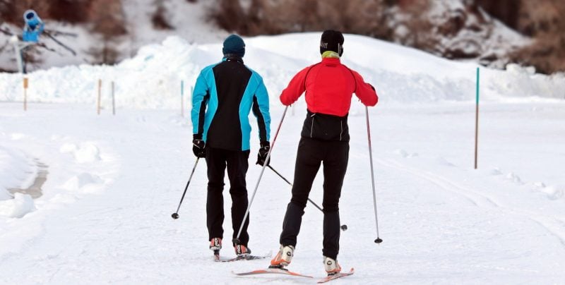 Pessoas com equipamentos de ski na neve