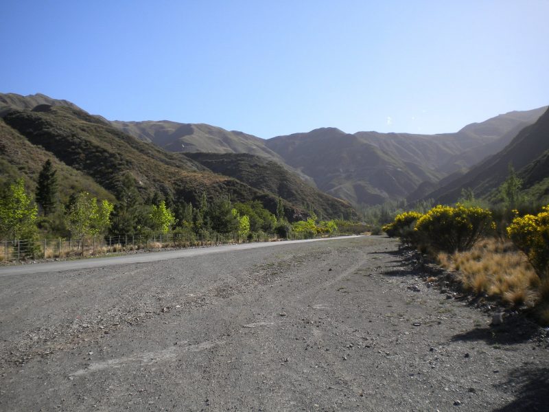Estrada em Mendoza com montanhas ao redor