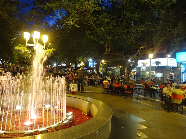 Vista da Avenida Sarmiento em Mendoza agitada à noite