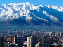 Vista da cidade de Mendoza com montanhas cheias de neve ao fundo