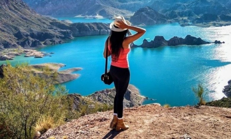 Turista admirando um lago em Mendoza