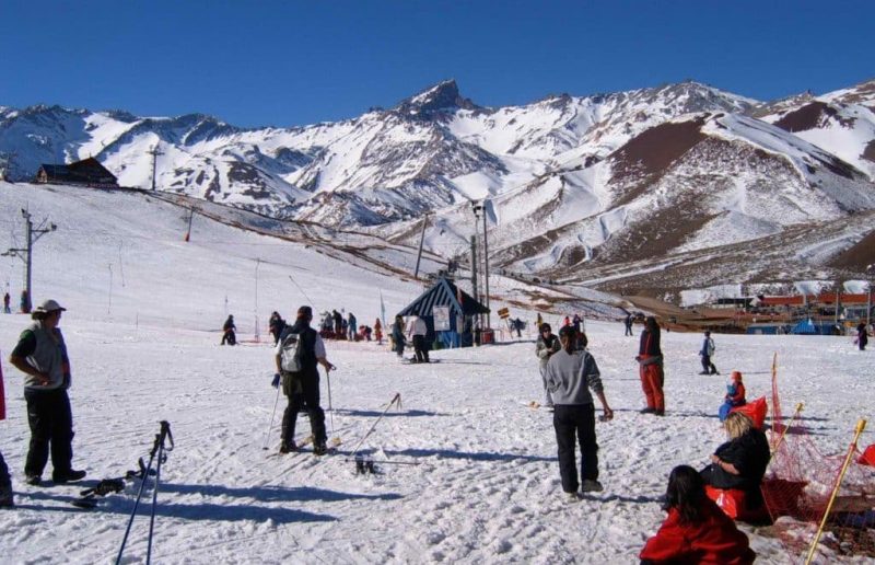 Turistas andam pela neve em Mendoza
