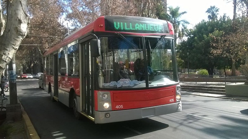Ônibus andando por uma rua em Mendoza