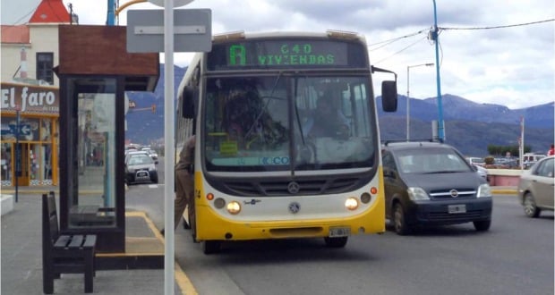 Ônibus andando em uma rua de Ushuaia