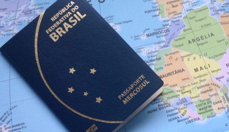 Passaporte brasileiro sobre um mapa