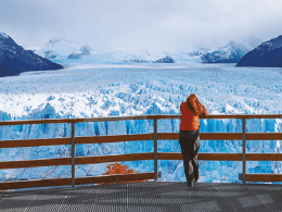 Turista admirando o Glacial Perito Moreno