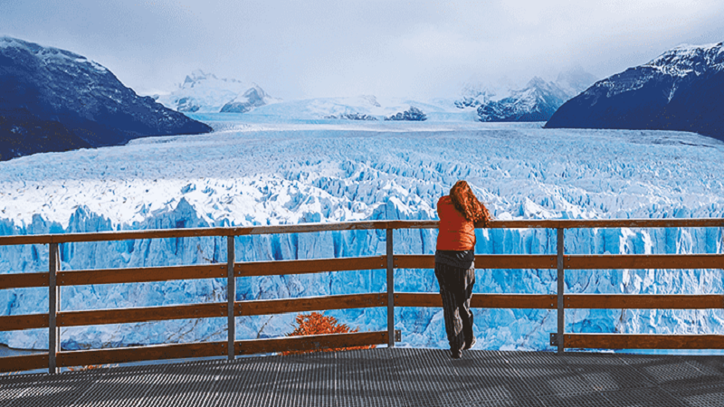 Turista admirando o Glaciar Perito Moreno