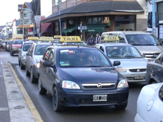 Táxis andando numa rua em Ushuaia