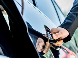 Motorista abre a porta de carro transfer