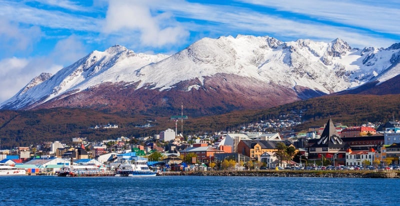 Montanhas cobertas de neve e a parte portuária na cidade