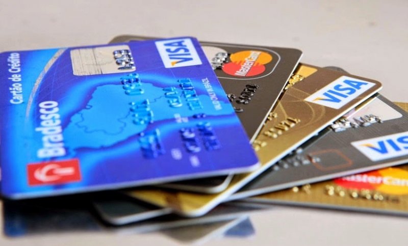 Diversos cartões de crédito empilhados