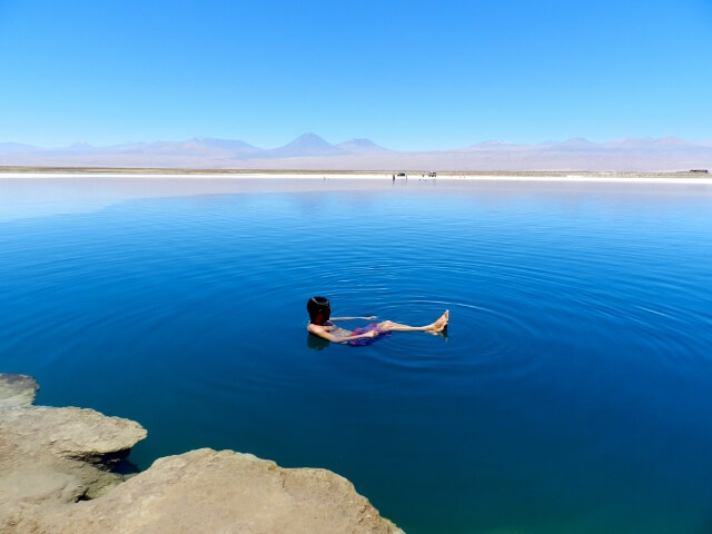Pessoa nadando na Laguna Cejar
