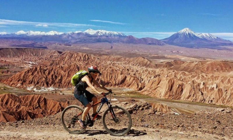 Pessoa andando de bicicleta em San Pedro Atacama