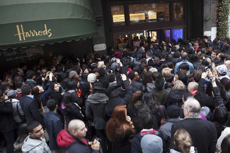 Pessoas aglomeradas em frente a loja Harrods no Boxing Day Sale