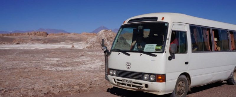Ônibus andando em San Pedro Atacama