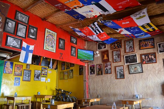 Interior do Bar ChelaCabur em San Pedro de Atacama