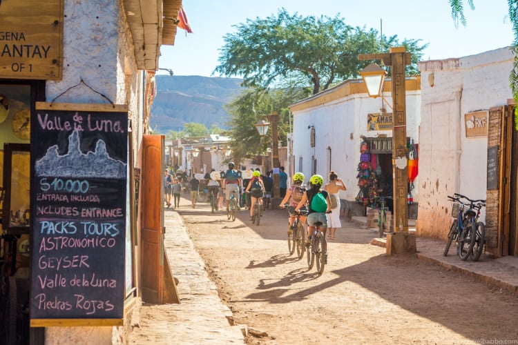 Pessoas passeando de bicicleta pelas ruas de San Pedro Atacama