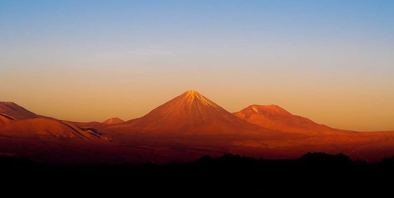 Montanhas ao pôr do sol no Atacama