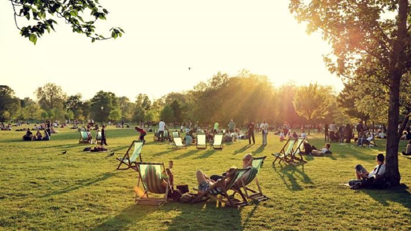Pessoas curtem o Hyde Park em Londres