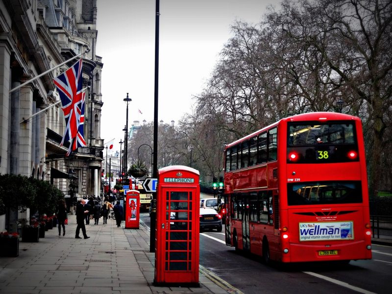 Ônibus andando por rua em Londres