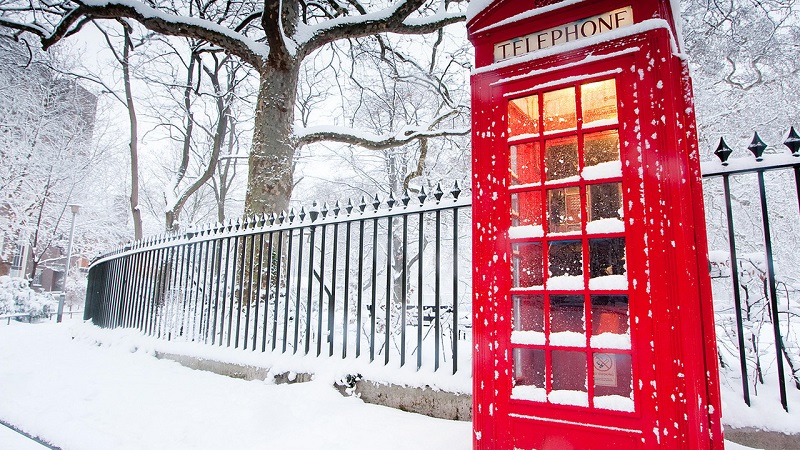 Cabine telefônica característica de Londres em meio à neve