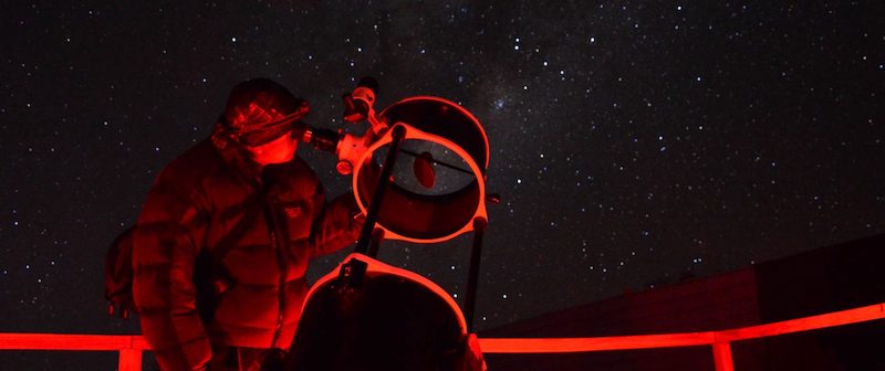 Turista observa o céu durante o tour astronômico