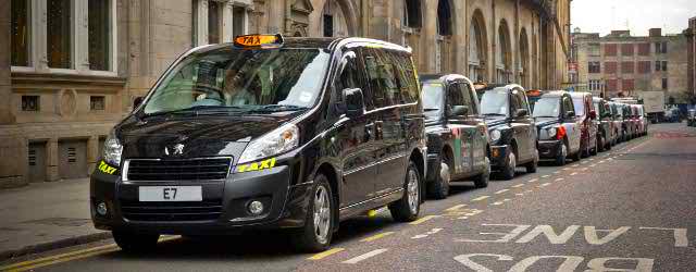 Táxis estacionados em rua em Manchester