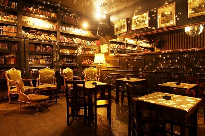 Interior do Restaurante Casa do Livro no Porto