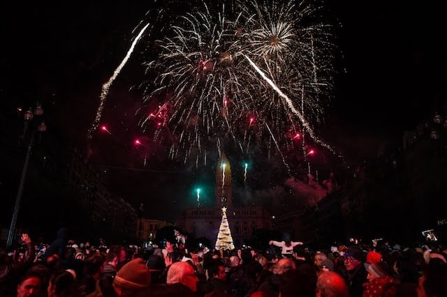 Fogos de artifício durante o Ano Novo na Avenida dos Aliados