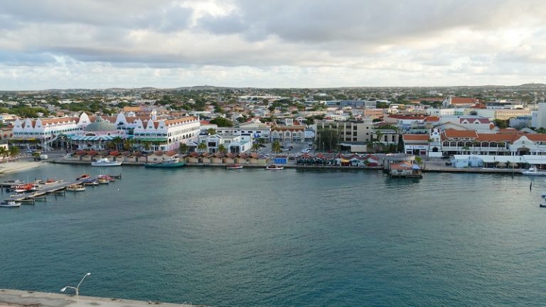 Como viajar barato para Aruba