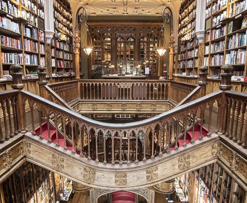 Interior da livraria Lello em Porto