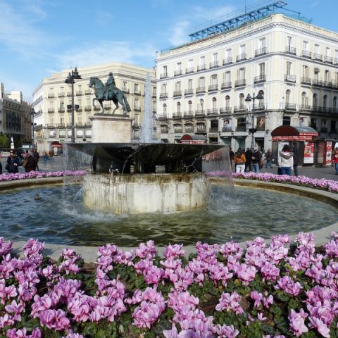 Vista de ponte florida na cidade de Madrid