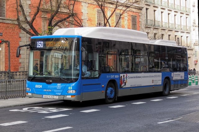Ônibus circulando na cidade de Madri