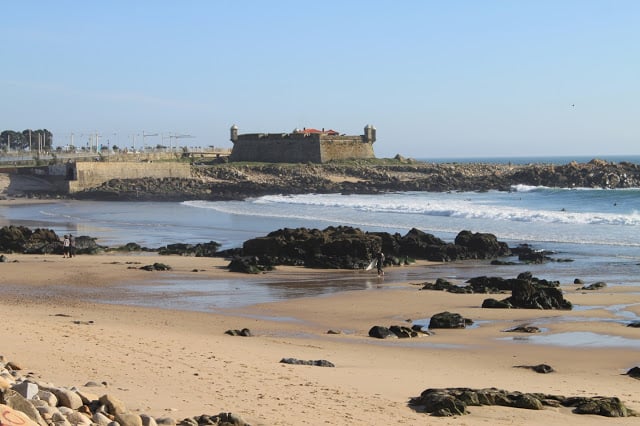 Vista da praia do Castelo do Queijo em Porto