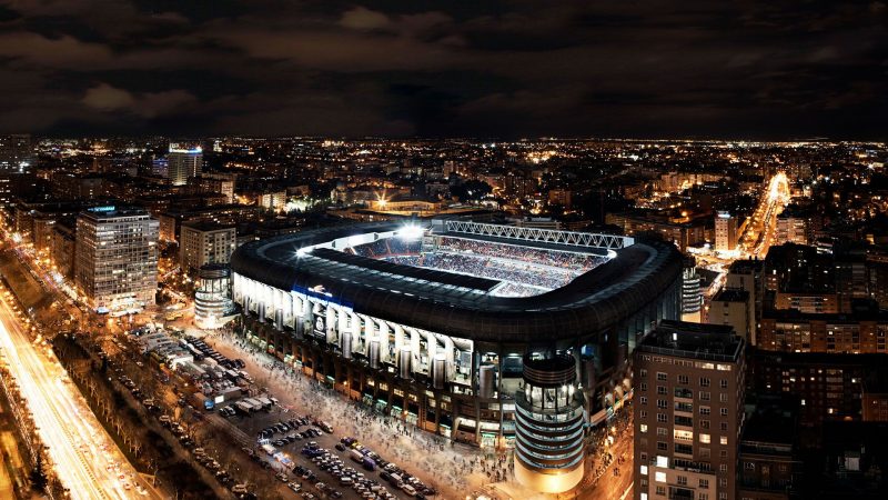 Estádio Santiago Bernabéu em Madri à noite