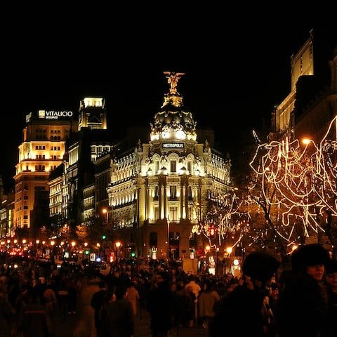 Gran vía decorada com luzes de Natal à noite