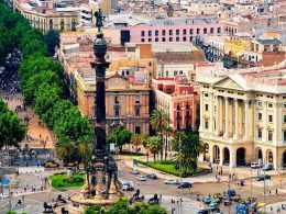 Região Las Ramblas em Barcelona com a estátua de Cristóvão Colombo em evidência