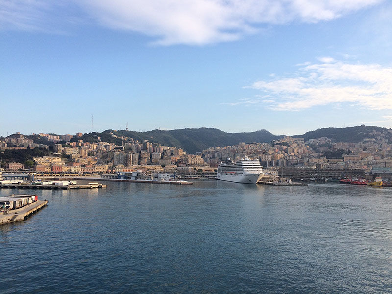 Ferry Boat em porto na cidade de Barcelona