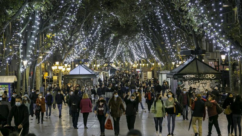 Rua em Barcelona enfeitada com luzes de natal nas árvores