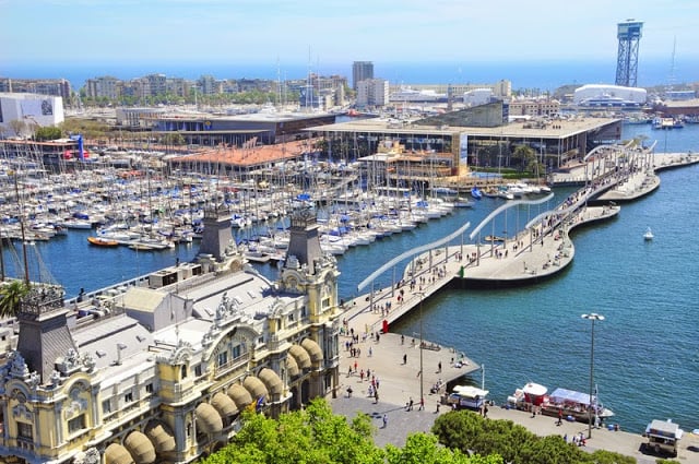 Vista do shopping Maremagnum em Barcelona. A foto é tirada de cima, portanto nota-se o Port Vell, com o mar e alguns barcos.