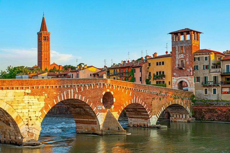 Vista da Ponte Pietra na cidade de Verona na Itália.