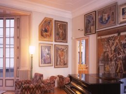 Sala com quadros pendurados na parede na Casa-Museu Boschi Di Stefano.